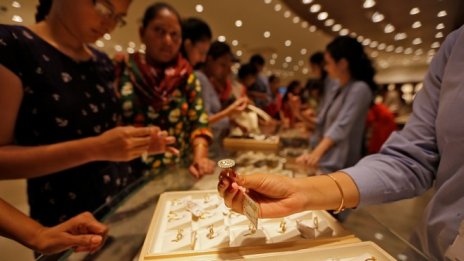 Младите индийци купуват по-малко злато от родителите си