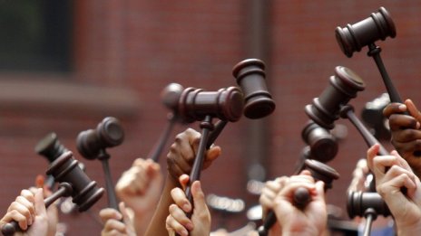 Осем турски военни могат да влошат отношенията между Гърция и Турция