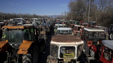 Гръцката полиция успява да опази граничния пункт Промахон - Кулата от фермерите