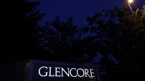 Шефът на Glencore се сбогува с компанията със смесен отчет