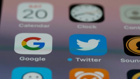 ЕС заплашва с глоба платформата X, ако не се справи с опасното съдържание