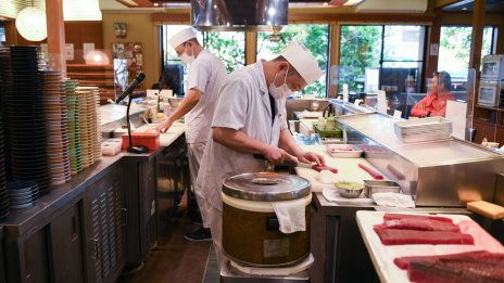 Активността в сектора на услугите в Япония остава стабилна, докато търсенето расте