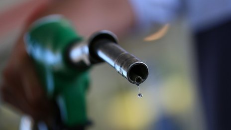 Китайските рафинерии трупат резерви от петрол и печелят от скъпите горива