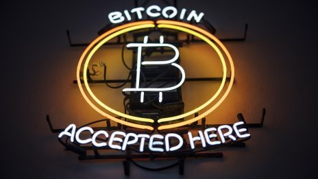 Биткойнът поскъпна силно след атаката срещу Тръмп