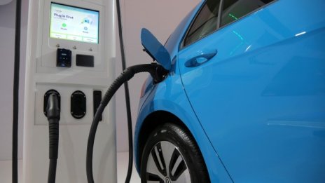 С какво и колко помага на декарбонизацията държавната подкрепа за електромобилите?