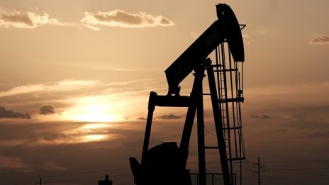 Петролът поевтинява в очакване на спад при доставките и напредък в търговските преговори*