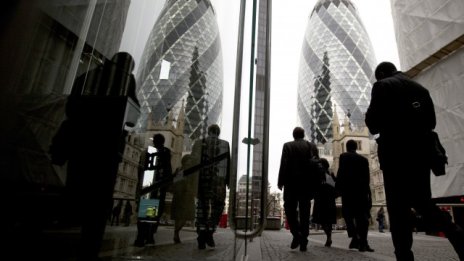 Активността в услугите във Великобритания нараства с най-бърз темп от 4 месеца