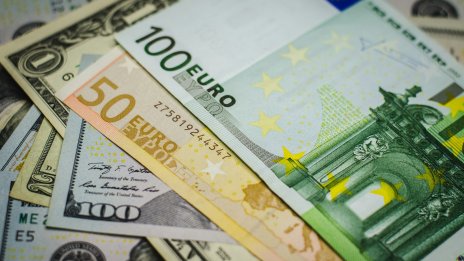 Европа може би трябва да тръгне на валутна война, за да отслаби еврото