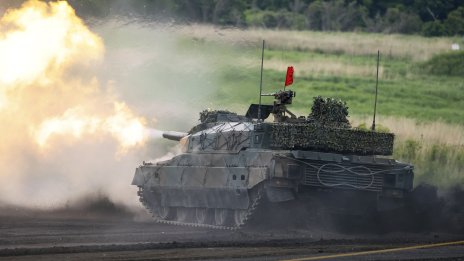 Ръстът на БВП на Япония застрашава целта за 2% разходи за отбрана