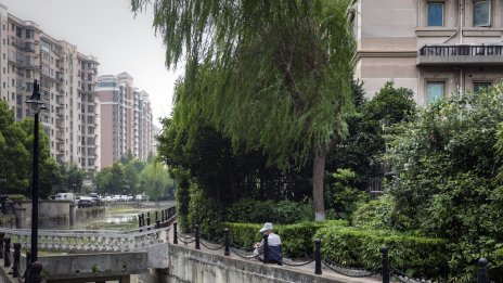 Китайски купувачи разграбват луксозни имоти като "твърда валута" на забавящия се имотен пазар