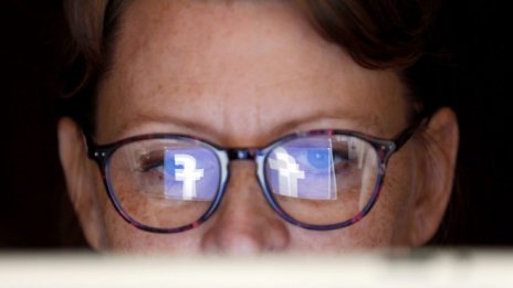 Facebook е споделила потребителски данни с 60 фирми, включително Amazon и Apple