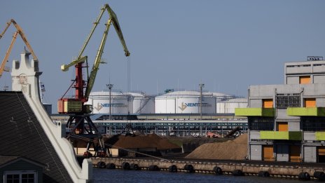 Петролът продължава да поевтинява, а притесненията за търсенето се засилват