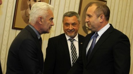 Продължават политическите консултации с президента