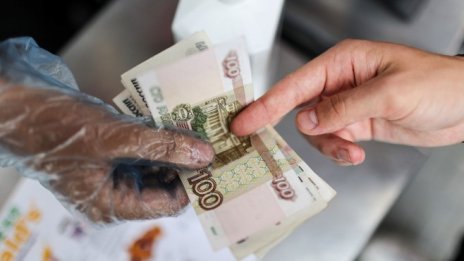 Руските акции продължават спада си след засилване на напрежението около Украйна