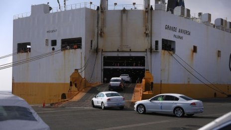 Пожарът на транспортния кораб ще коства на Volkswagen поне 155 млн. долара