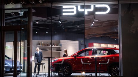Печалбата на BYD изостава от пазарните прогнози заради забавеното търсене в Китай