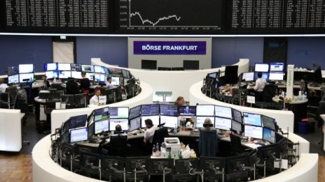 Забавеният растеж на световната икономика удари и европейските борси