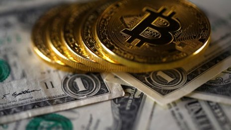 Защо биткойнът се срина с 18% за часове