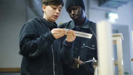 Сладките корпоративни обещания за бежанците в Германия