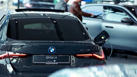 BMW повиши перспективите за доставки на фона на силното търсене на електромобили