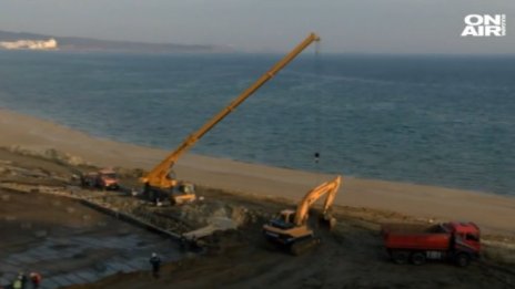 Започнало е брегоукрепване в района на плаж "Алепу"