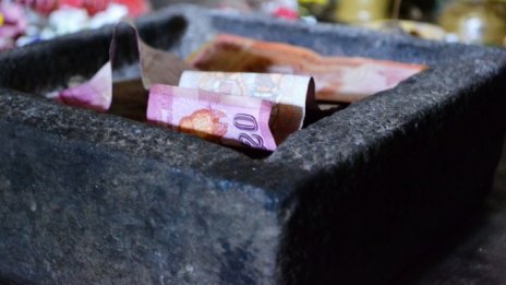 Каква е връзката между филантропията и световната икономика? 