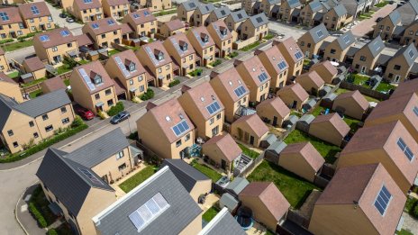 Великобритания планира стимули за пенсионните фондове, за да строят достъпни жилища