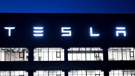 Акциите на Tesla отписаха 12% в най-големия си еднодневен срив от 2020 г. 