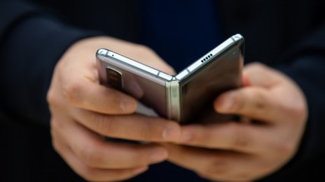 Samsung ще представи сгъваеми телефони с квадратна форма