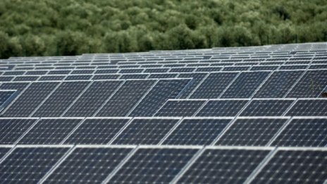 Европейската енергийна система все пак преживя слънчевото затъмнение