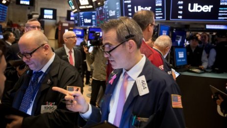 Опасенията около икономиката на САЩ оцветиха в червено щатските индекси