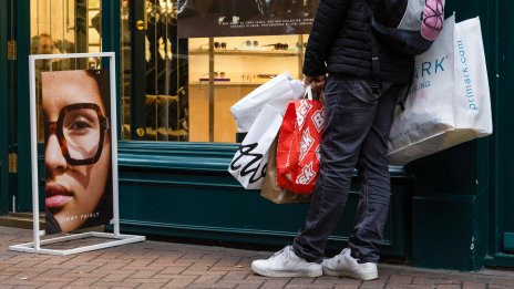 Горещата вълна във Великобритания стимулира продажбите на дребно