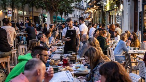 Българите увеличават разходите за храна, но и за забавления