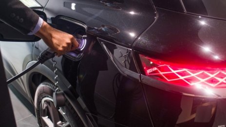 Преходът към е-автомобили застрашава половин милион работни места в ЕС