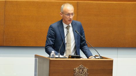 Парламентът прие въвеждането на новия учебен предмет „Добродетели и религия“