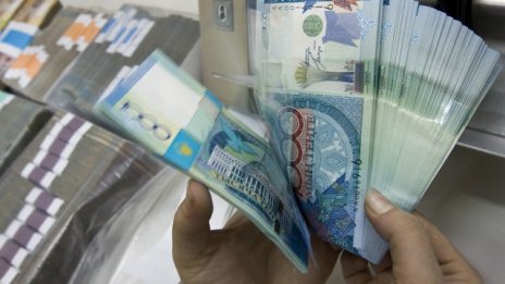 Централната банка на Казахстан девалвира местната валута с 19%