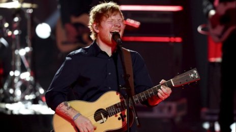 Новият албум на Ед Шийрън за пета седмица оглавява класациите на Острова