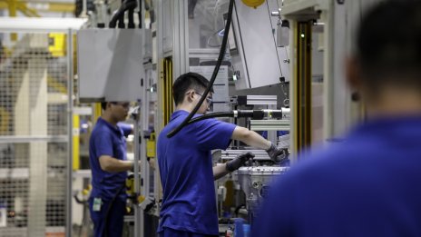 САЩ търсят следи на принудителен труд в автомобилната верига на доставки