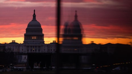 Сенатът на САЩ одобри помощта за Украйна, но пътят напред е неясен