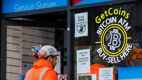 Биткойнът къса връзката с акциите напук на макроикономическите неволи