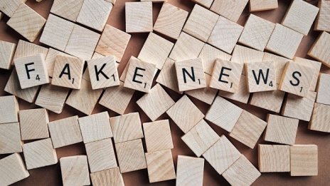 Защо хората измислят свои собствени истини и вярват в конспирации?