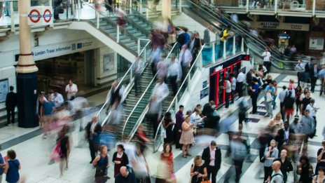 Британската инфлация се забавя, но остава над очакванията