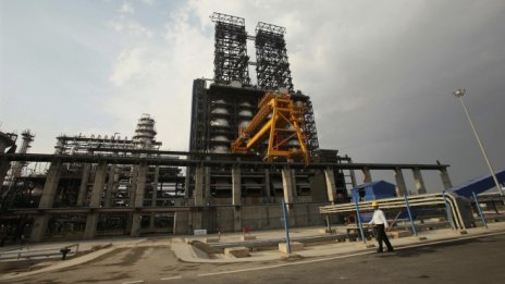 Американският суров петрол не успява да задържи цената си от 50 долара