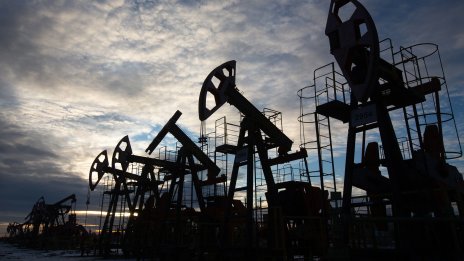 ОПЕК+ се готви да намали добива с над 1 млн. барела на ден