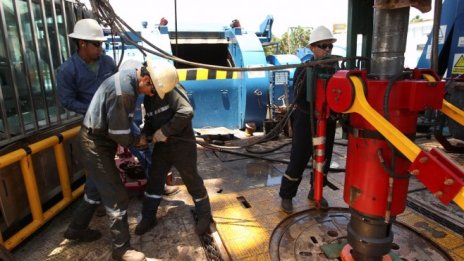 Цените на петрола остават стабилни на фона на слаба търговия*