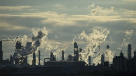 Петролът поскъпва с около 5 на сто заради резкия спад на американските запаси