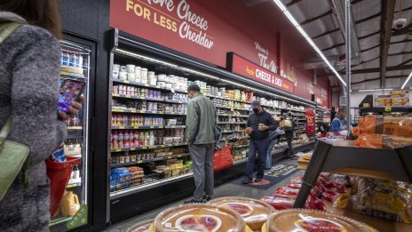 Потребителските разходи в САЩ растат изненадващо силно през януари