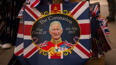 Блясък и театралност на ненужната от гледна точка на закона коронация на британския крал