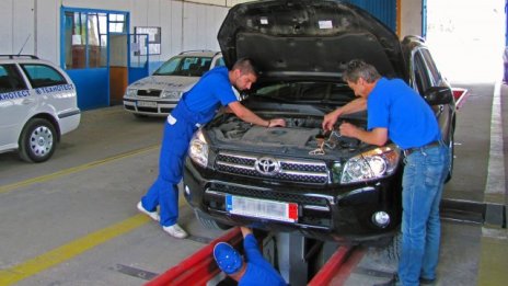 Кой одобрява колите в България?