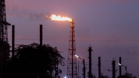 Петролът стартира седмицата с лек спад в цената*